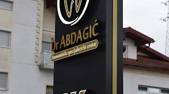 Osvijetljena tabla centra Dr Abdagić na ulici u Cazinu