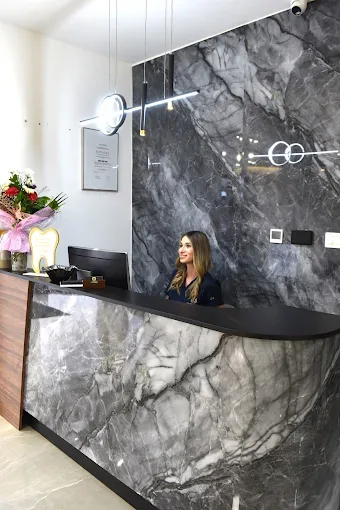 Recepcija centra sa mramornim pultom