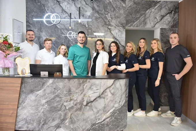 Tim Stomatološkog specijalističkog centra Dr Abdagić za recepcijom u Cazinu